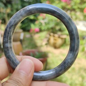 una mano sosteniendo un anillo redondo