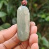Una mano sosteniendo un objeto de jade.