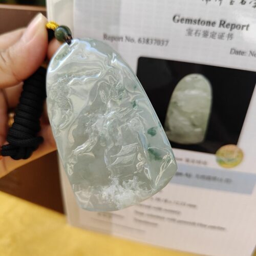 一只手握着玉坠