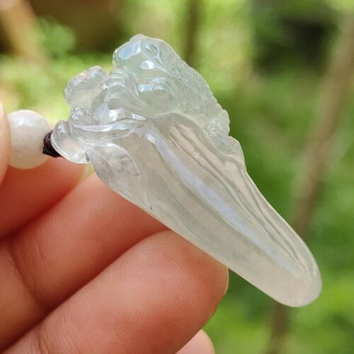 透明なプラスチックの物体を持っている手