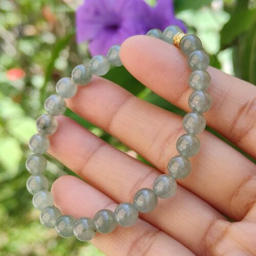 một bàn tay đang cầm một chiếc vòng tay