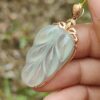 une main tenant un collier
