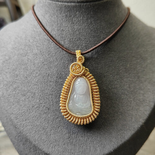 एक पुतले पर एक हार