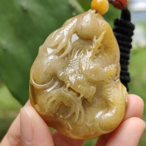Una mano sosteniendo un colgante de jade.
