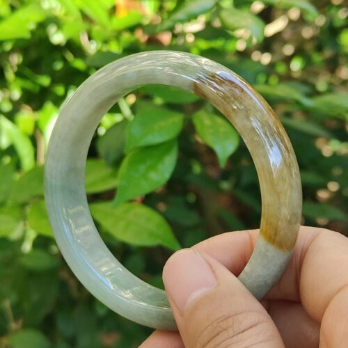 tangan memegang cincin