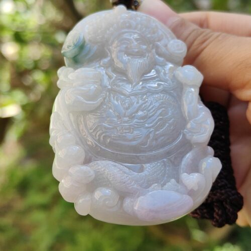 Una mano sosteniendo un colgante de jade.