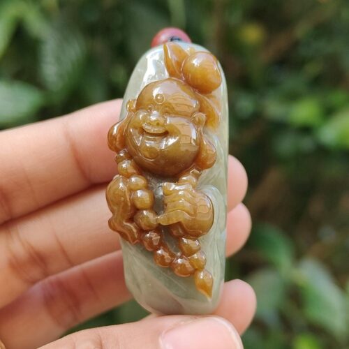 una mano sosteniendo un objeto de piedra