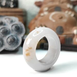 แหวนบนโต๊ะ