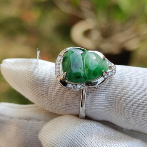 tangan memakai sarung tangan dengan cincin
