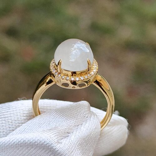 கையுறை அணிந்து மோதிரத்தை வைத்திருக்கும் கை