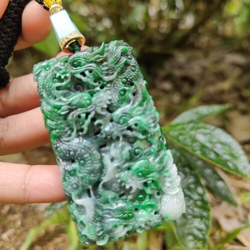 Una mano sosteniendo un colgante de jade.