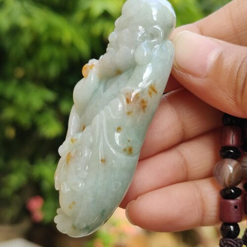 Una mano sosteniendo un objeto de jade.