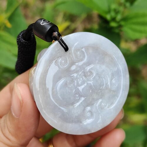 一只手握着玉坠