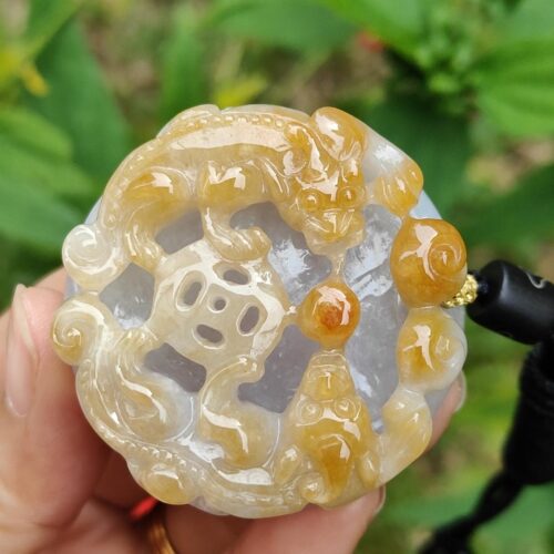 一只手握着一块雕刻的石头