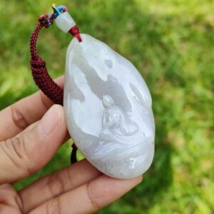 돌 펜던트를 쥔 손