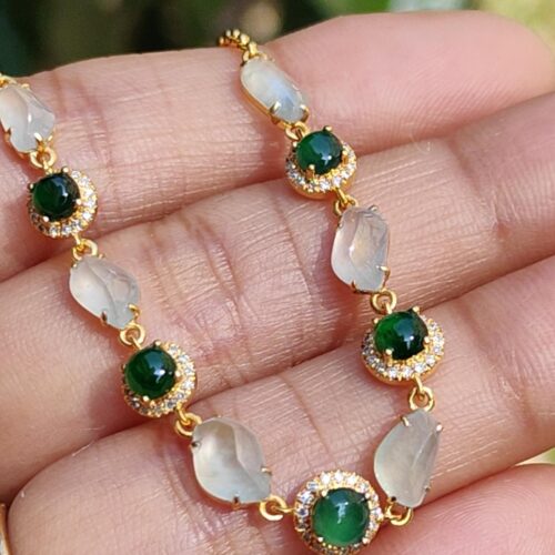 một bàn tay cầm một chiếc vòng cổ