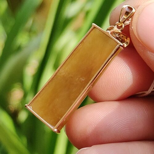 ペンダントを持った手