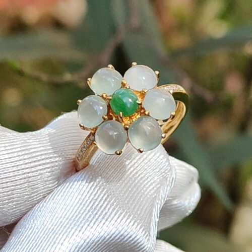 ein Ring mit einem grünen Stein darin