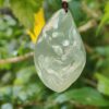Un primer plano de un colgante de jade.
