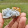 Una mano sosteniendo un pequeño objeto de piedra.