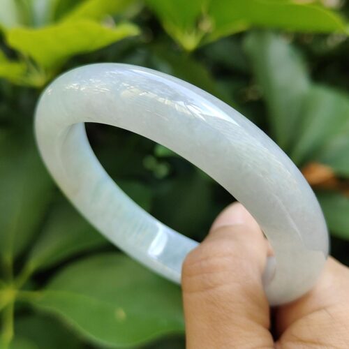 มือถือสร้อยข้อมือสีขาว