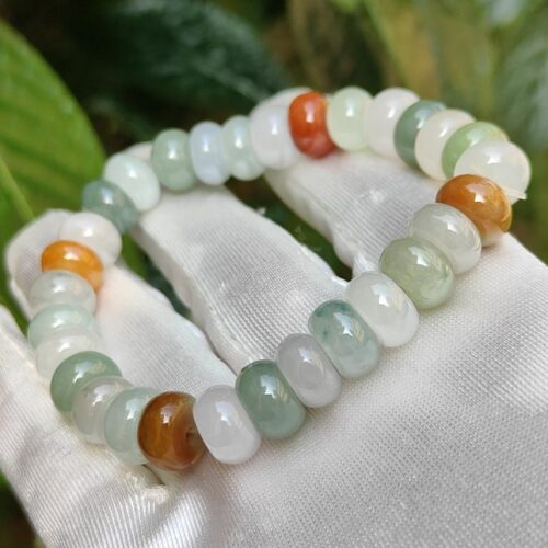 một bàn tay đang cầm một chiếc vòng tay