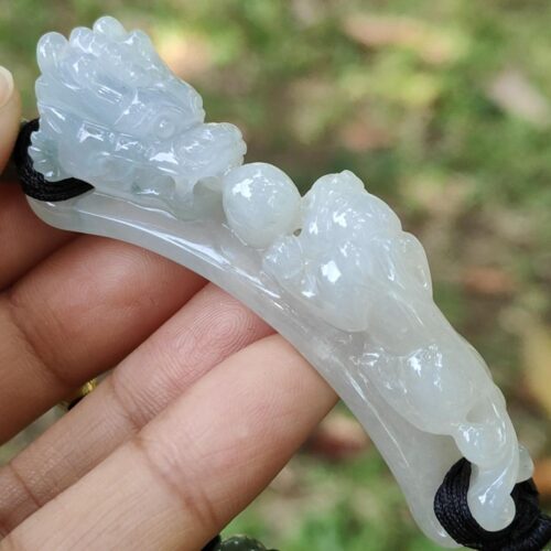 Una mano sosteniendo una pulsera de jade