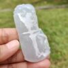 Una mano sosteniendo un objeto de jade.