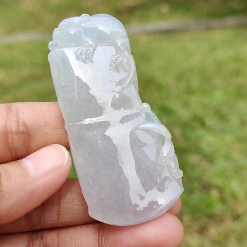 Una mano sosteniendo un objeto de jade.