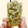 Una mano sosteniendo un colgante de jade.