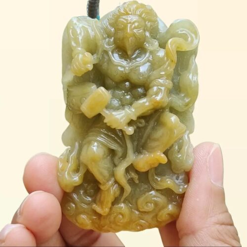 Una mano sosteniendo un colgante de jade.