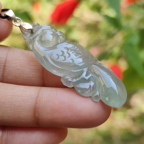 一只手握着玉坠