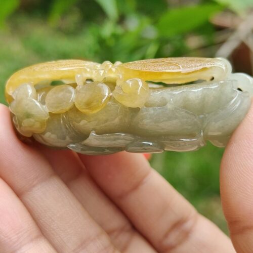 Una mano sosteniendo un objeto de jade.