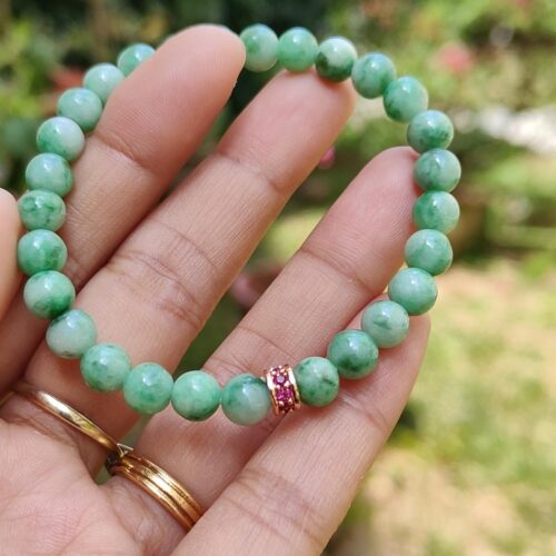 una mano sosteniendo una pulsera