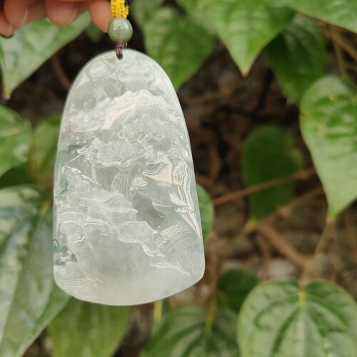 一只手拿着一条项链