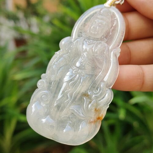 एक हाथ में जेड पेंडेंट थामे हुए