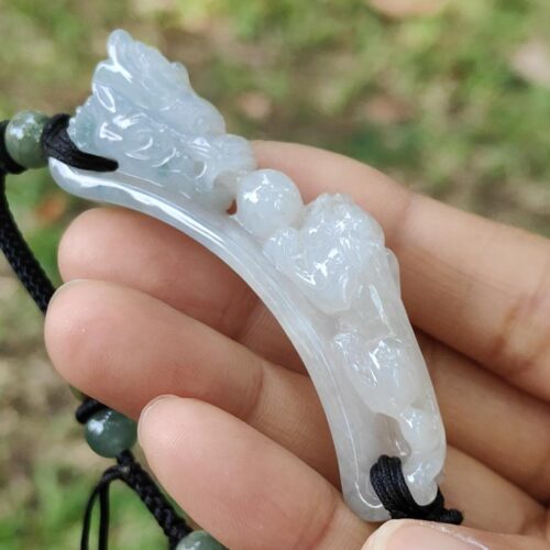 Una mano sosteniendo un collar de jade