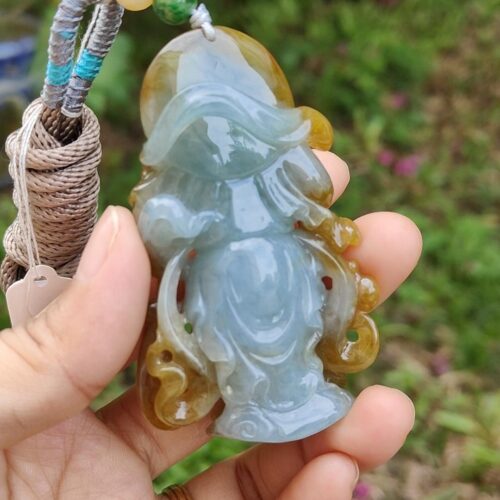 Una mano sosteniendo un colgante de jade.