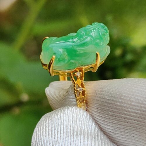 மோதிரத்தை வைத்திருக்கும் ஒரு கை