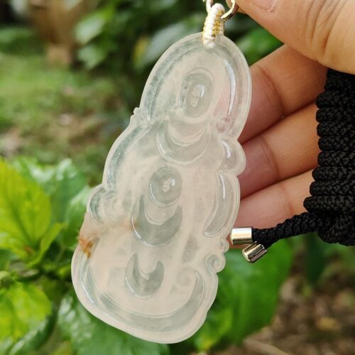 एक हाथ में हार पकड़े हुए