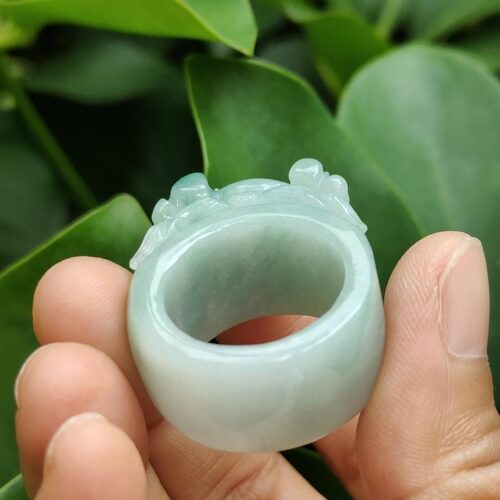 một bàn tay cầm một chiếc nhẫn