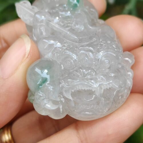 tangan yang memegang benda giok