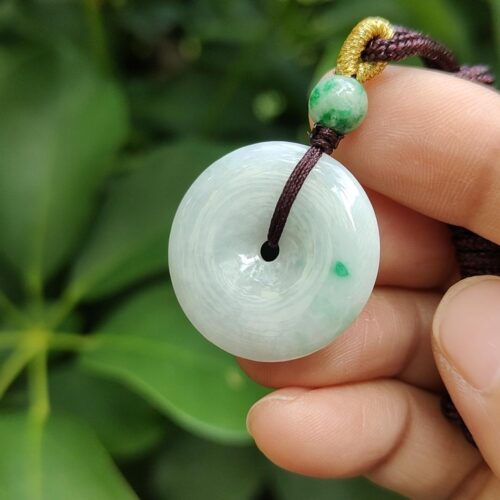 une main tenant un collier