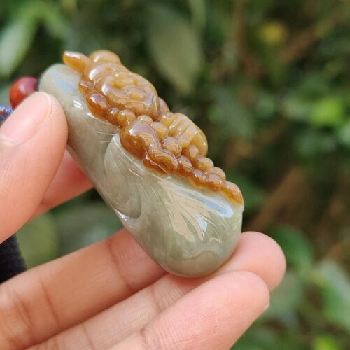 una mano sosteniendo una piedra