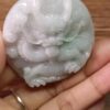 Una mano sosteniendo un objeto de jade.