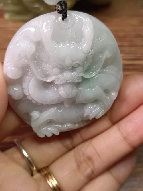 Una mano sosteniendo un objeto de jade.