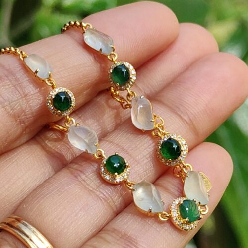 một bàn tay cầm một chiếc vòng cổ