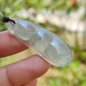 một bàn tay cầm một chiếc vòng cổ