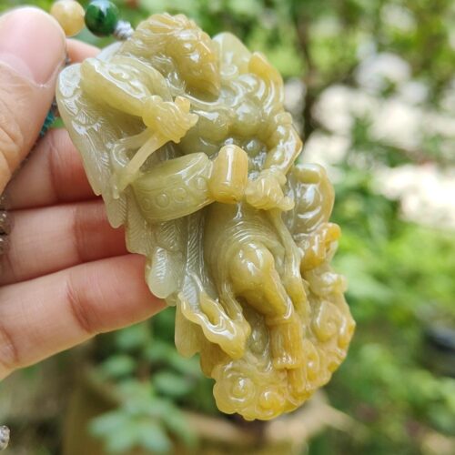 Una mano sosteniendo un colgante de jade.