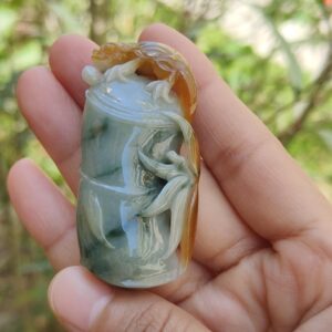 una mano sosteniendo un objeto de piedra